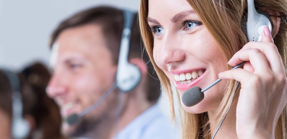 Kundservice-medarbetare med headset i samtal