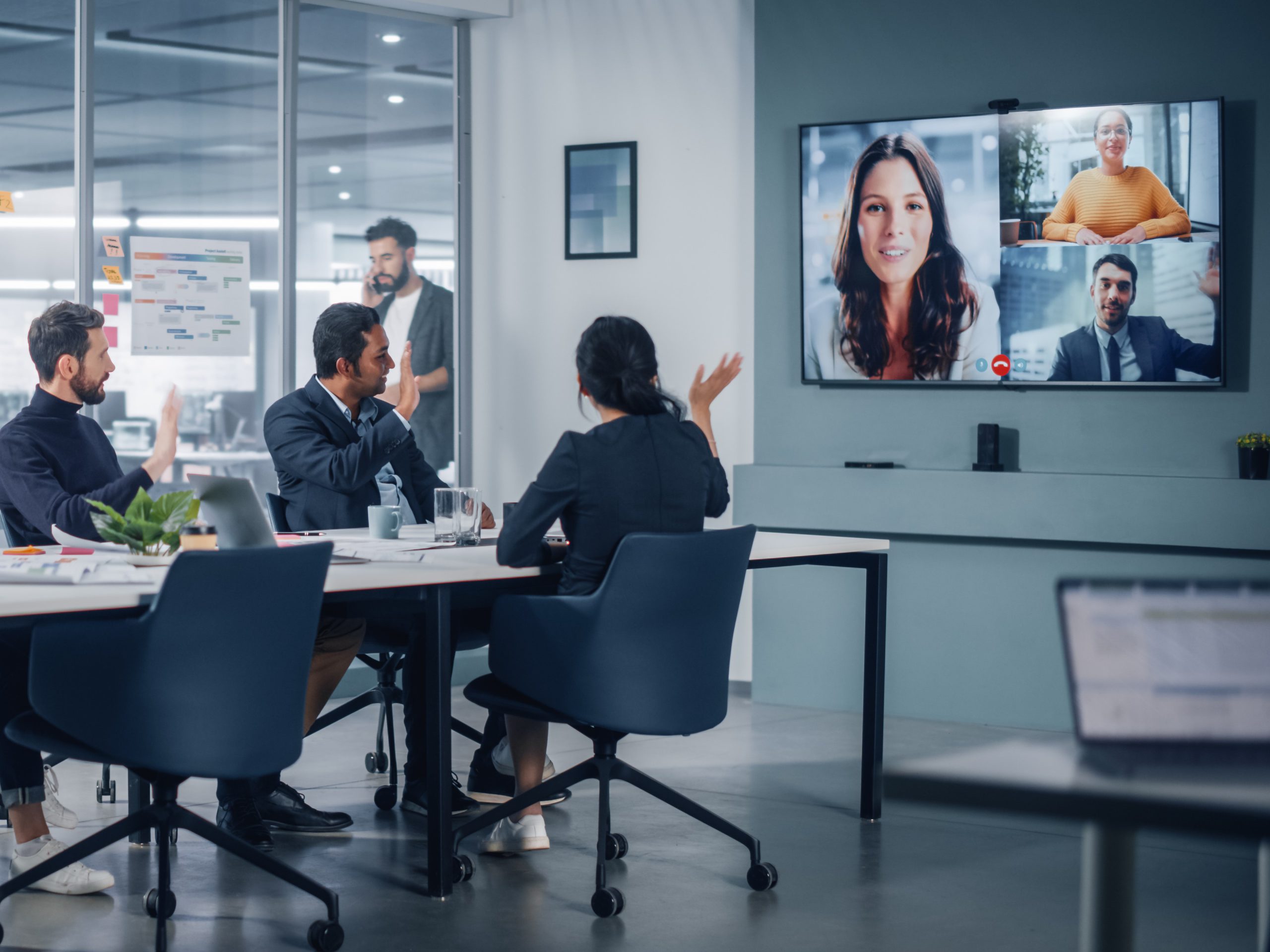 Modernt mötesrum med videokonferensutrustning